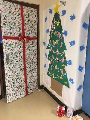 DIY Christmas Tree Wall Decoration Idea For Preschoolers - Decorating Preschool Doors for Christmas 