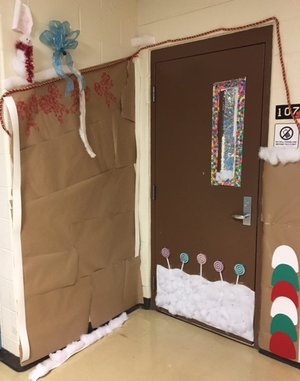 Decorate the Classroom Door With Gingerbread House Designs - Decorative Ideas for Preschool Christmas Doors 